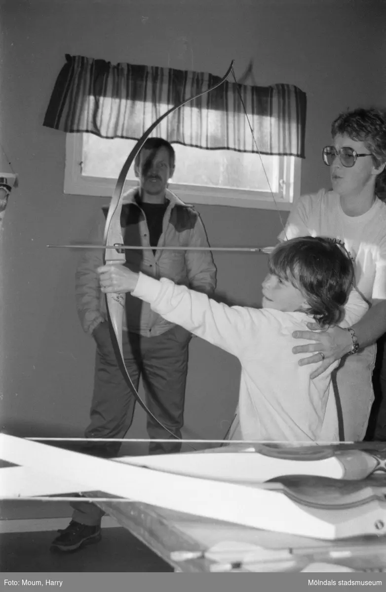 Lindome bågskytteklubb anordnar poängpromenaden "Gåsajakten" i Lindome, år 1984. "Linda Sallylä, 7 år prövar att skjuta med båge och pil."

För mer information om bilden se under tilläggsinformation.