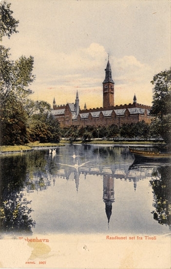 Tryckt text på bilden: "Köbenhavn, Raadhuset set fra Tivoli".