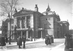 Bjørnsonstatuen med sørgeflor.