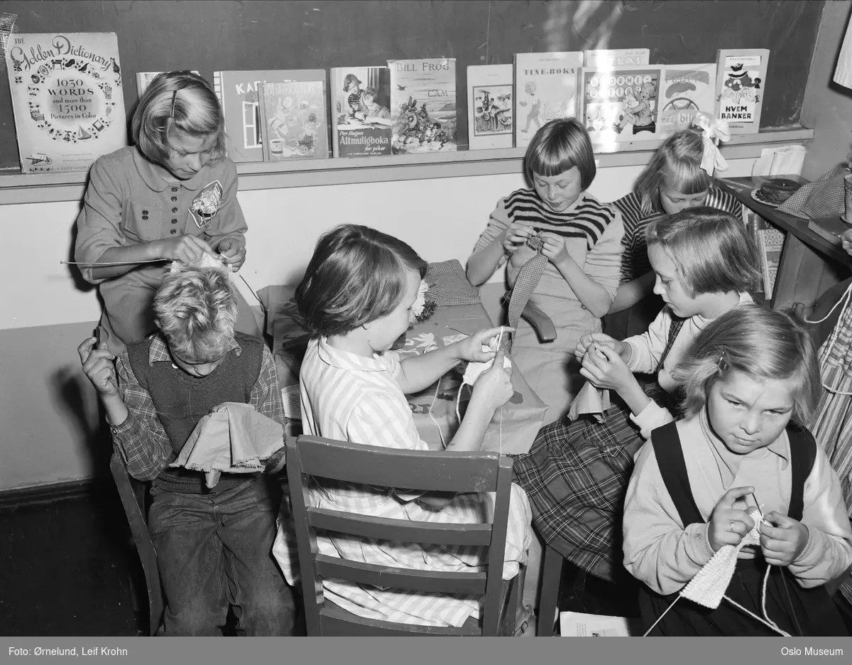 barn på skolen, jenter, gutt, håndarbeid