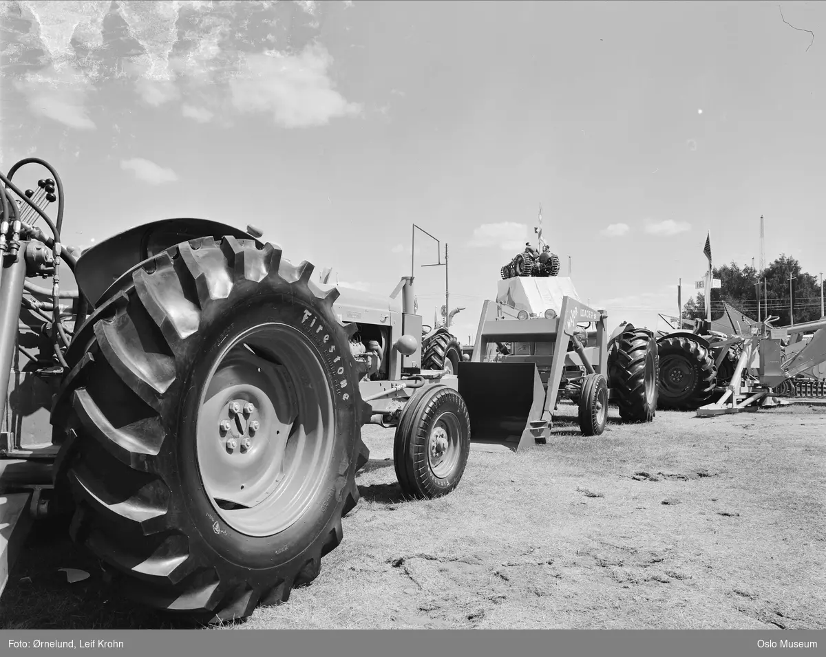 Landbrukets jubileumsutstilling, traktorer, landbruksmaskiner
