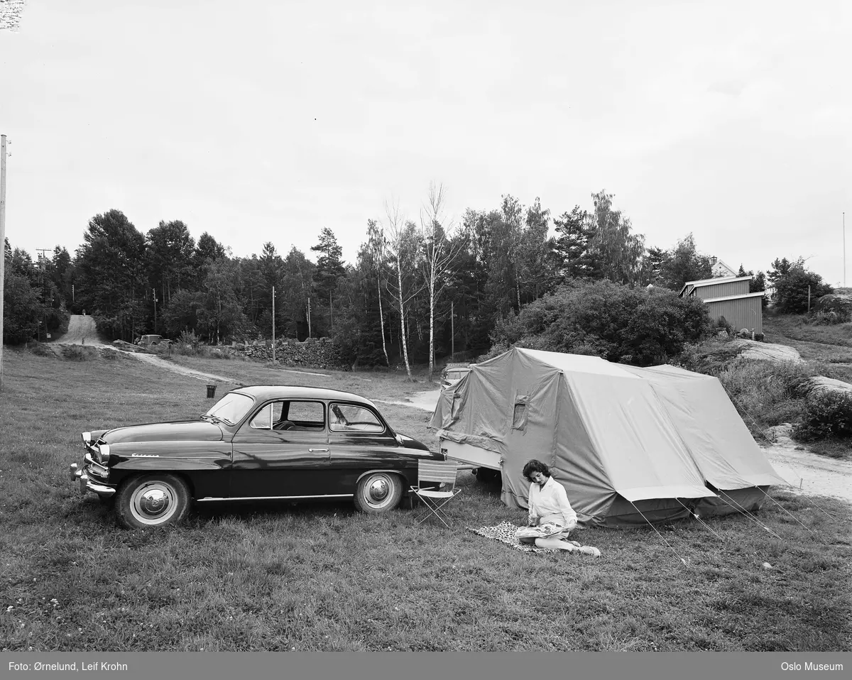 bil, campinghenger, telt, kvinne