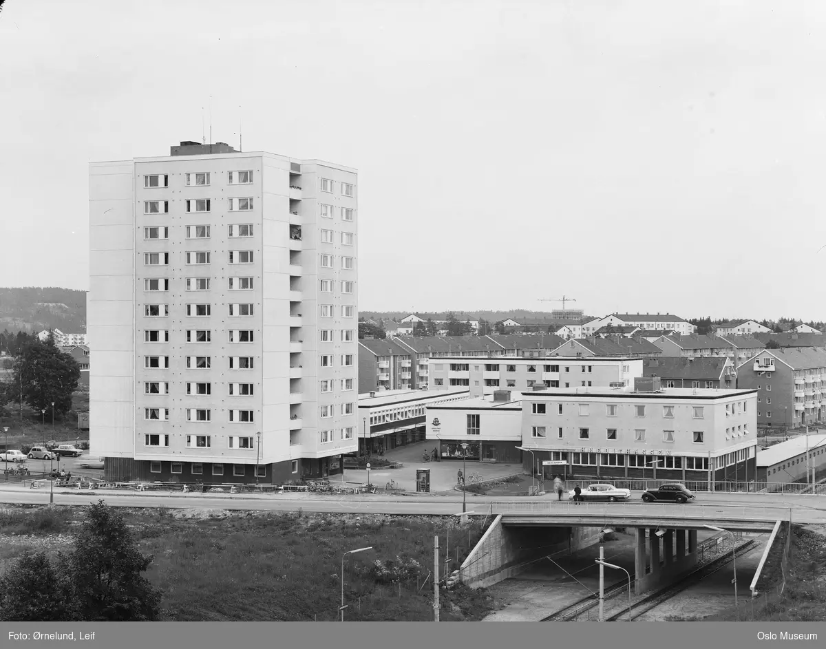 Lambertseter senter, forretningsbygg, boligblokker, mennesker, T ...