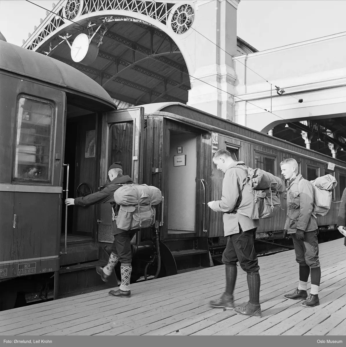 Østbanestasjonen, togreise Oslo - Ål, ombordstigning, menn, ryggsekker