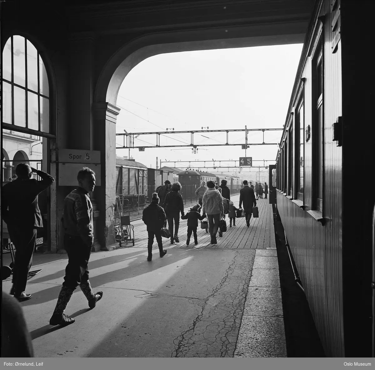 Østbanestasjonen, togreise Oslo - Ål, jernbanestasjon, perrong, mennesker, togsett