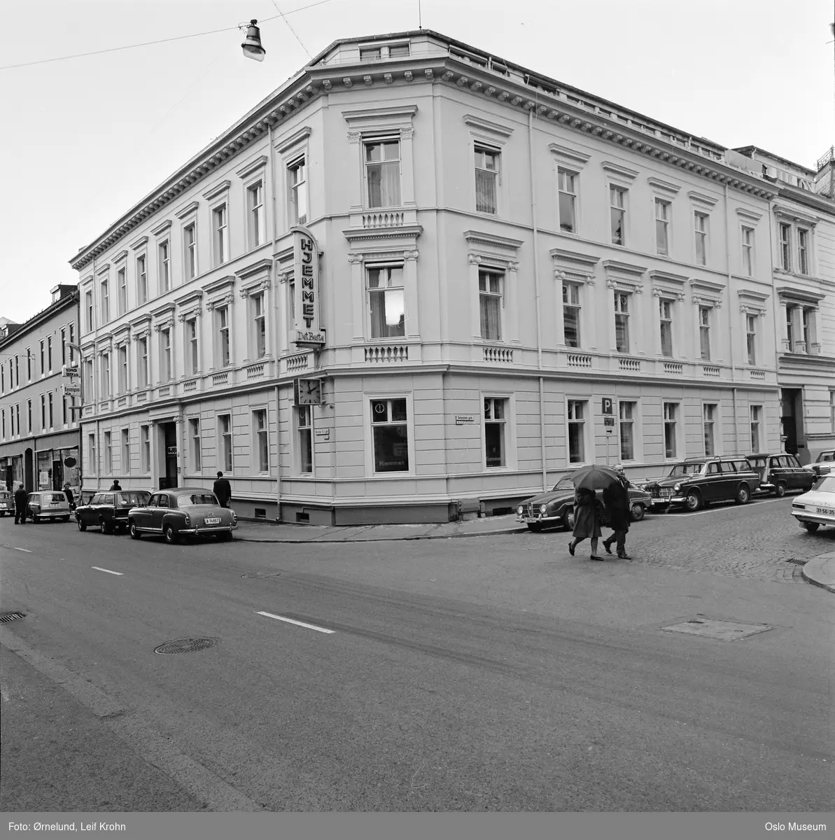 kontorbygning, Ukebladet Hjemmet, biler, mennesker