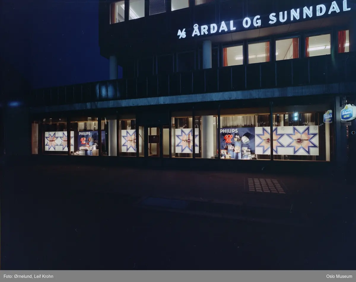 Philipsbygget, utstillingsvinduer, juleutstilling, skilt: Årdal og Sunndal Verk
