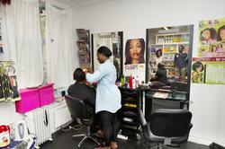 Miracle Afro Shop, kvinner, kunder, hårfletting, mann, baby,
