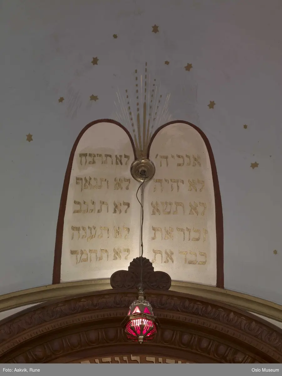 Jødedom, Det Mosaiske Trosamfund, eksteriør av synagogen i Bergstien i Oslo. Interiør og viktige symboler fra synagogen i Bergstien i Oslo.