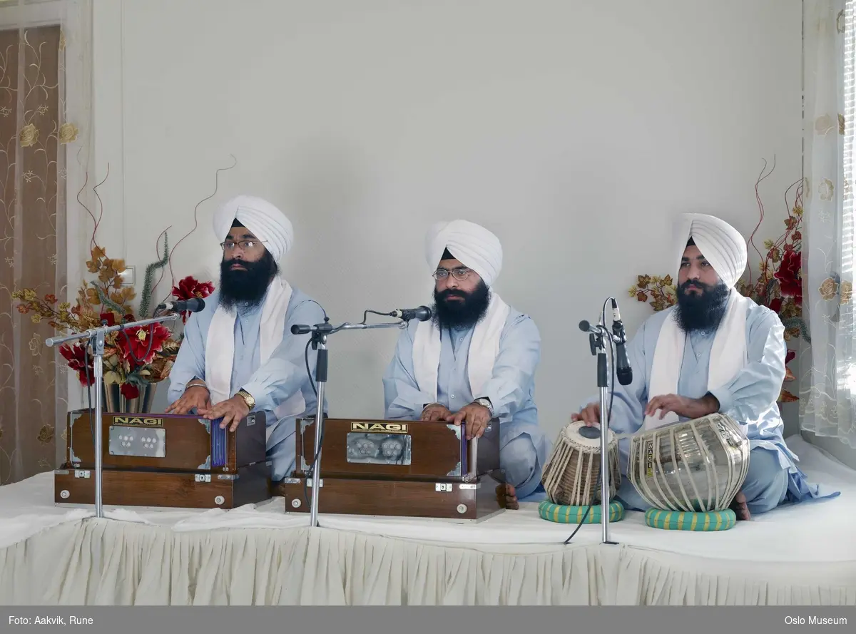 Sikhisme, Gurduara Sri Guru Nanak Dev Ji, sikh tempel, Alnabru i Oslo, interiør, hellig bok, symboler, hellige gjenstander, musikere, menn