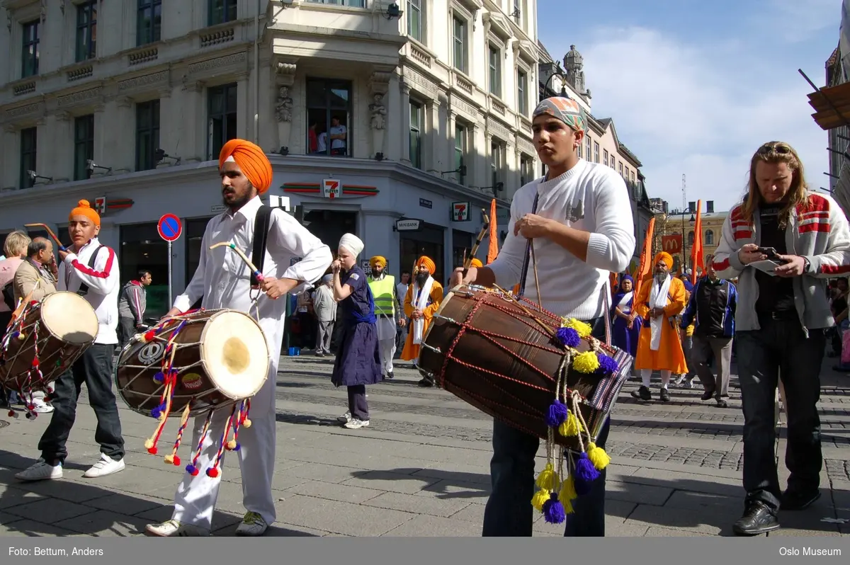 Sikhisme, Vaisakhi feiring, Karl Johansgate, opptok, plakater, bannere, flagg, prosesjon, sverd, kamptrenng, kvinner, menn, barn, hodeplagg