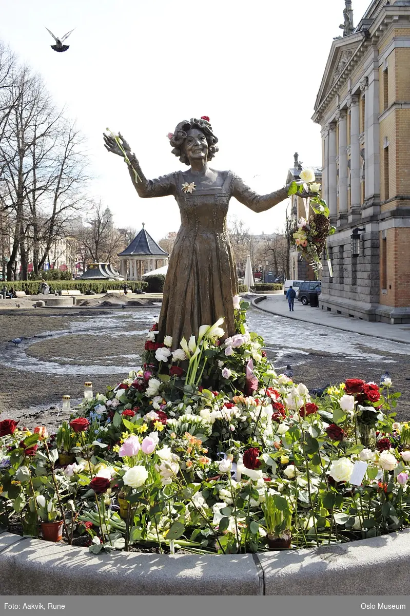 Fotodokumentasjon av Wenche Foss statue iforb med hennes bortgang, Nationaltheatret.