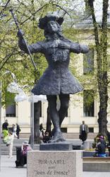 Nina Sundbyes skulptur av Per Aabel.