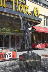 Nina Sundbyes skulptur av Leif Juster.