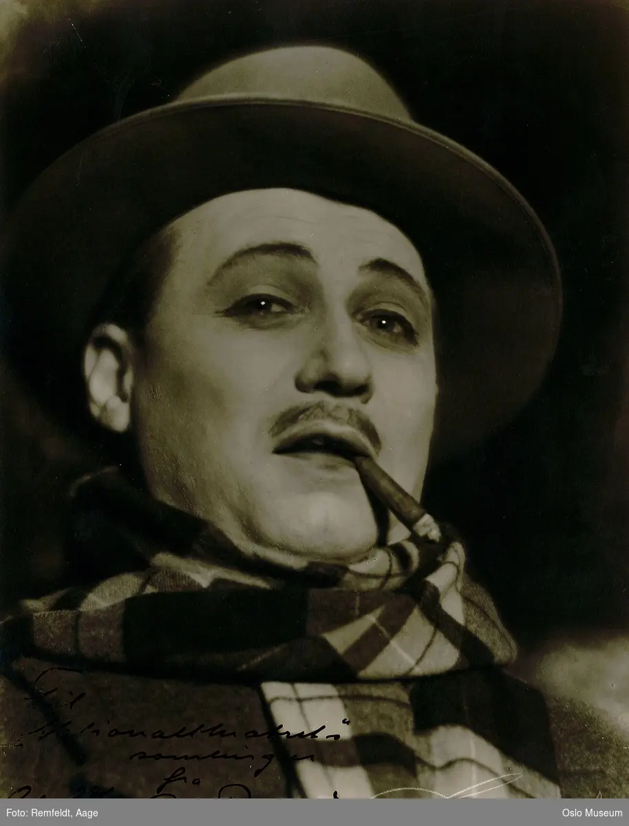 portrett, mann, skuespiller, brystbilde, sigar, rollebilde, Hertug av Bristol i "På prøve" på Nationaltheatret