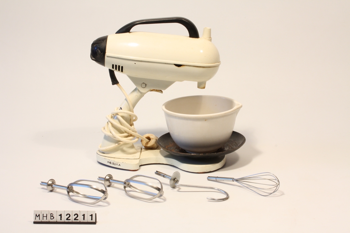 Norskprodusert kjøkkenmaskin bestående av maskin med stativ og tallerk, en bolle, tre visper og en eltekrok