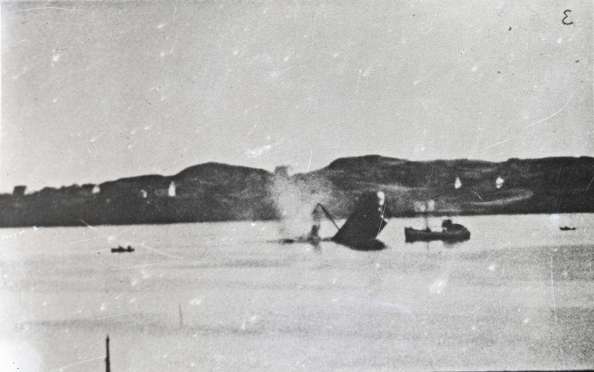 D/S"Vestra" ble senket i Karmsundet av kanonild fra engelske fly i oktober 1944. A) bildet viser da skipet ble truffet. B) Bildet viser da skipet gikk ned.
