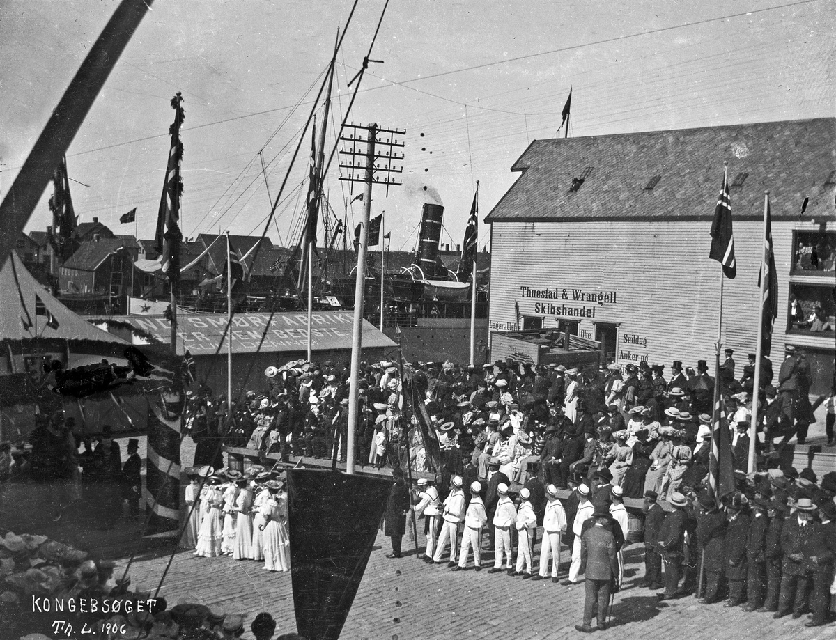 Bybilde - Kongebesøk i 1906. Turnere på kaien