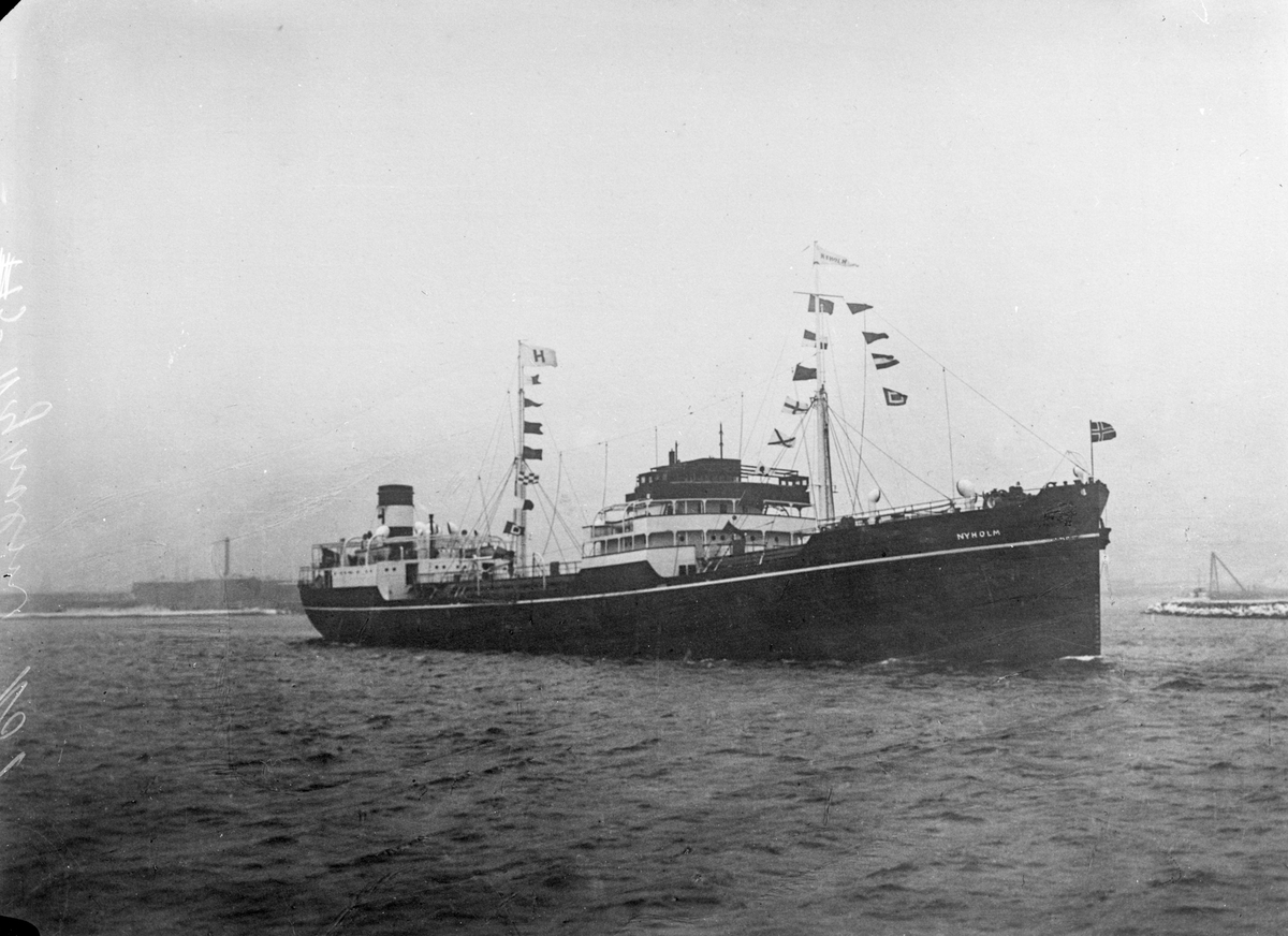 Oljetankeren M/S "Nyholm" fra Haugesund på sjøen.