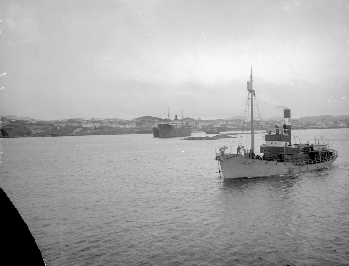 Dampskipet D/S "Lobito" ("Suderøy1") på vei nordover fra Haugesund. Til venstre ligger Vibrandsøy med Hasseløy i bakgrunnen. Til høyre i bildet ligger Haugesund. En bit av glassplata mangler i nedre, venstre hjørne.