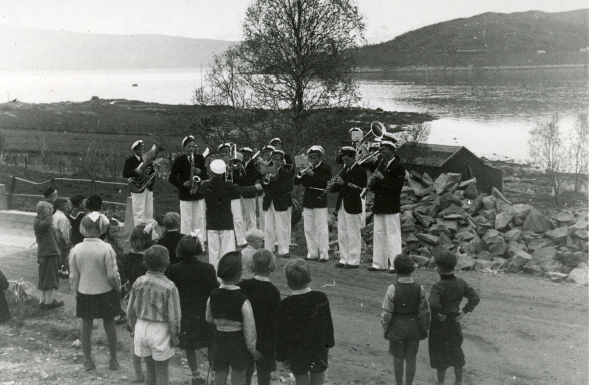 LKAB's musikkorps spiller i forbindelse med gjenninnvielse av Ankenes Kirke i etter reparasjonen i 1947.