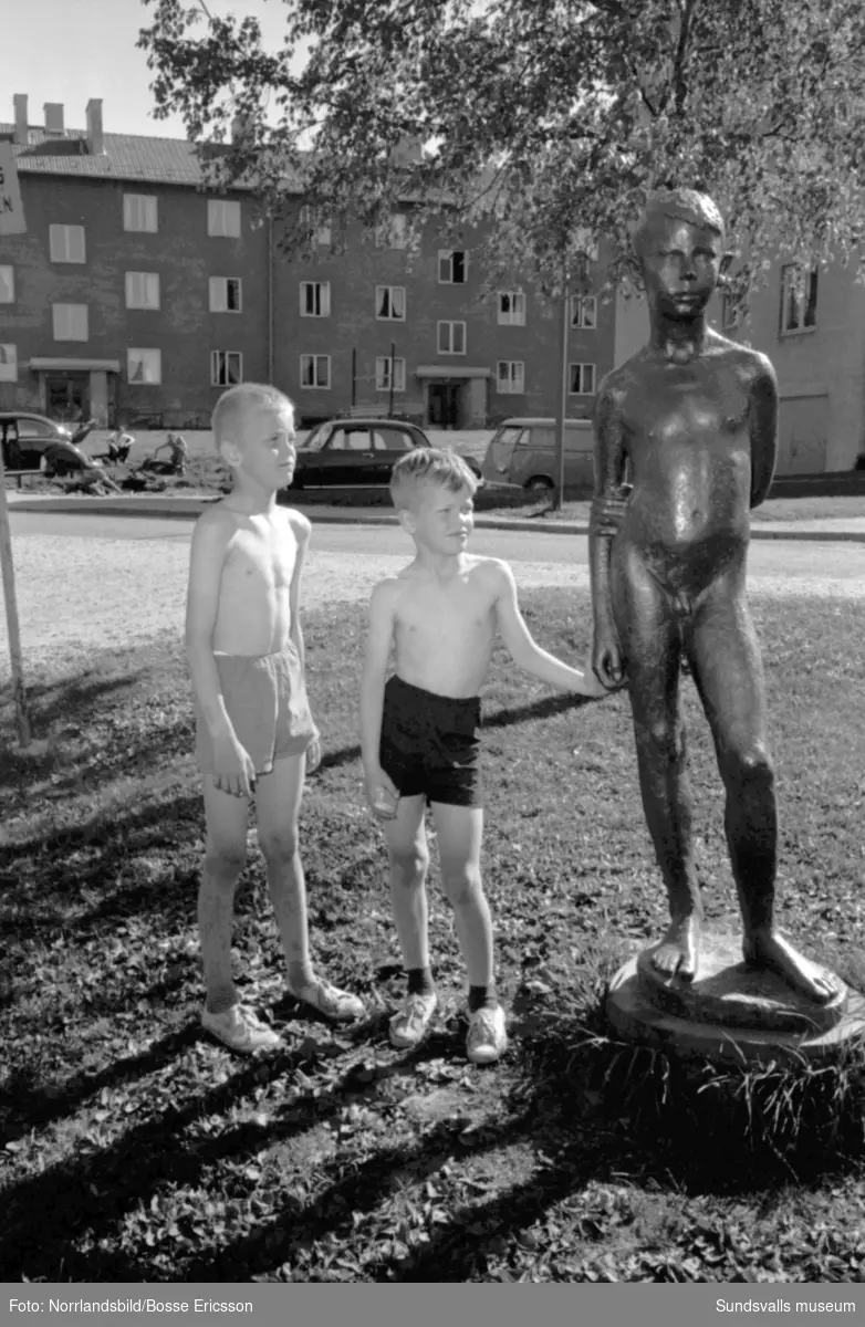 Två pojkar står intill en staty vid Vinkeltået i Sundsvall. Fotograferat för Dagens Nyheter.