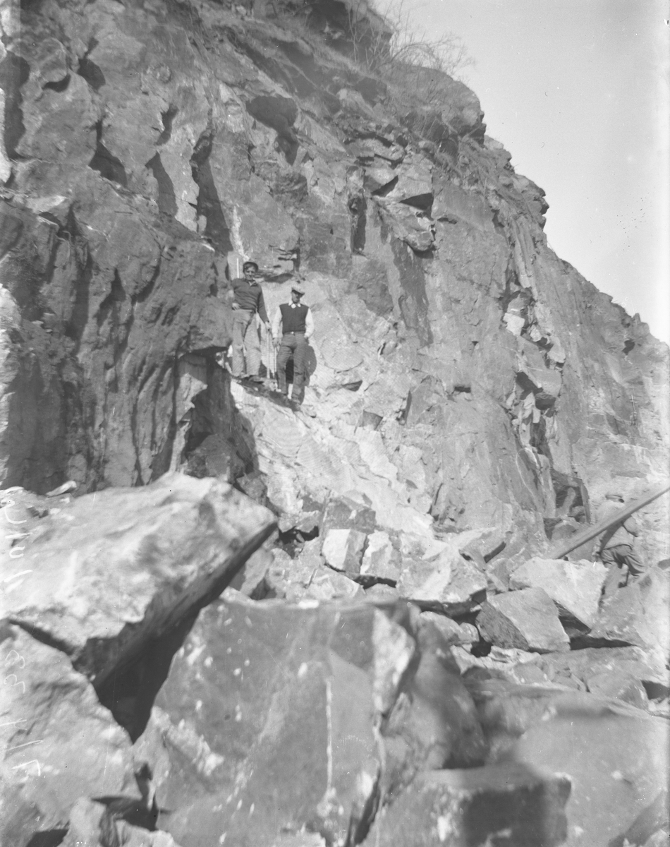 Anleggsarbeid i Tangenveien, to personer i steinura. Utvidelsesarbeid ved Tangenveien 25 Mai 1933. Kragerø