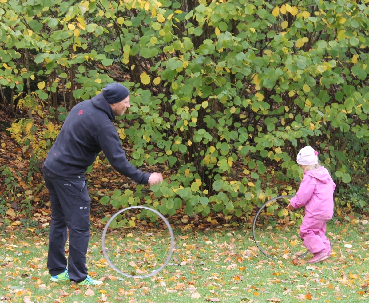 Aktivitetsdag på Berg-Kragerø Museum 8.10.2014. Høstferien.
Barn leiker,  maler, triller på en  ring, går på stylter, spiser pølser, og trekker tau.