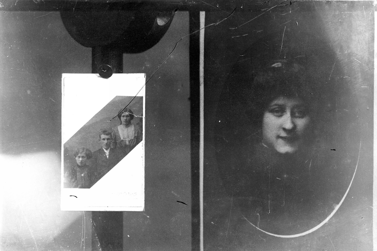 Reproduksjon av to portretter: et viser en kvinne og den andre tre personer.