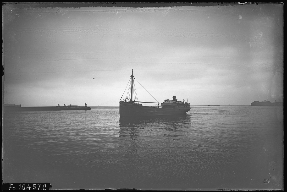 Foto i svartvitt visande lastmotorfartyget "CARLI" av Köpenhamn i Köpenhamn under 1930-talet.