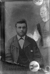 Reproduksjon av mannsportrett. Dobbelteksponert med kvinnepo