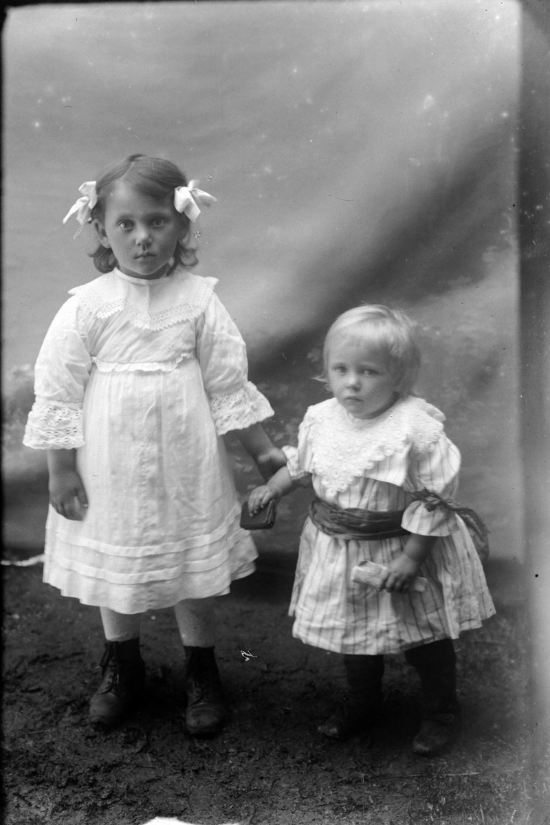 Studioportrett av to små barn i helfigur. - Sør-Troms Museum ...
