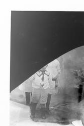 Studioportrett av tre barn. Bildet er ganske ødelagt.