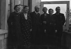 Fire kvinner og to menn på Lyng Olsens veranda 3 Mars 1935. 