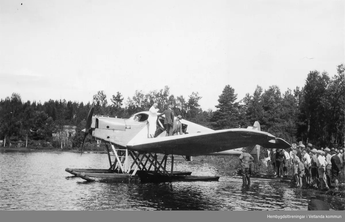 Hembygdsföreningen Njudung

Albin Ahrenberg gör uppstigningar för betalande passagerare med en Junker F13 1932. Badplatsen Sandlandet, utanför IOGT-NTOs byggnad. I skogsbrynet i backen i bakgrunden låg senare under många år SMUs sommarhem.