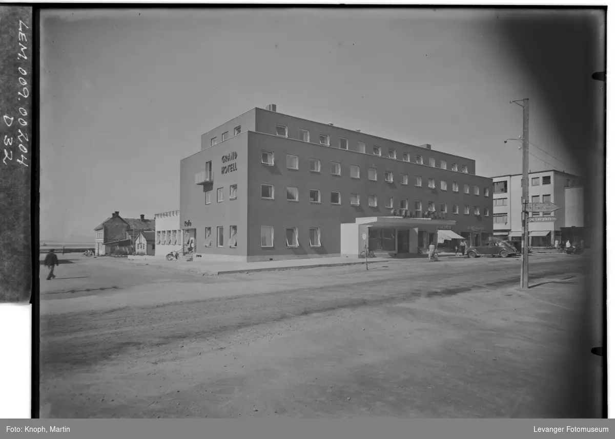 Grand Hotell, 1950  IX
