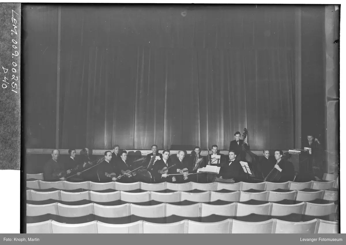 Symfoniorkesteret i Kinosalen på Steinkjer, 1952.  V