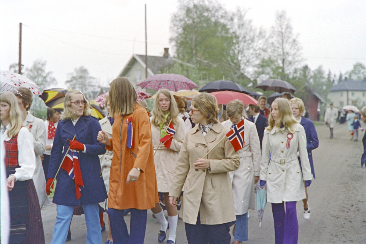Brumunddal, 17.mai. 
 Skoletoget,  rødruss, i Parkvegen, regnvær, paraplyer, Brumunddal Gymnas.
Nasjonaldag.