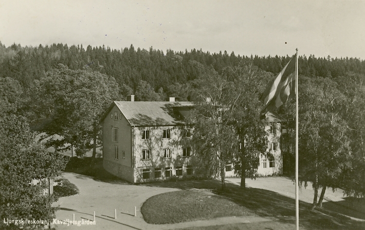 Enligt Bengt Lundins noteringar: "Ljungskileskolan. Kavaljersgården. Huset byggdes 1945 med stadsbidrag. Ljungskile".