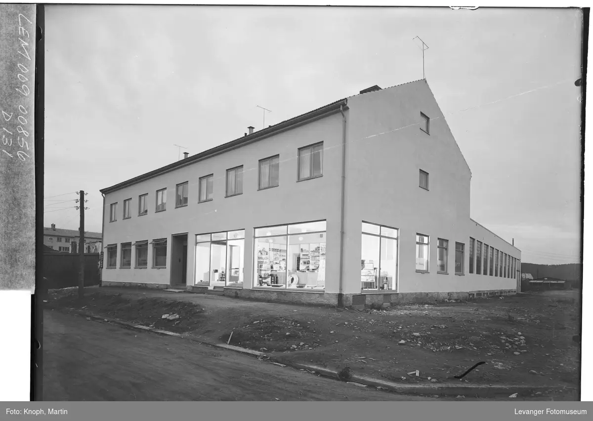 Rønnings bygg og bilforretning på Steinkjer  II