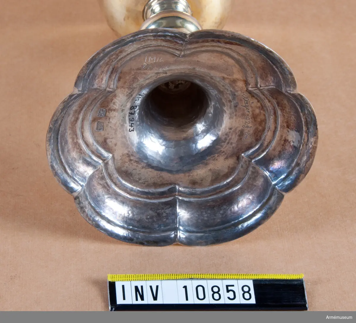 Grupp B II.
Äldre nr -.
Kalk av förgyllt silver för "Westgiöte Cavallerie Regemente 1753". Tillverkad av Jöns Lund, Skara. Samhörande paten, läderfodral.