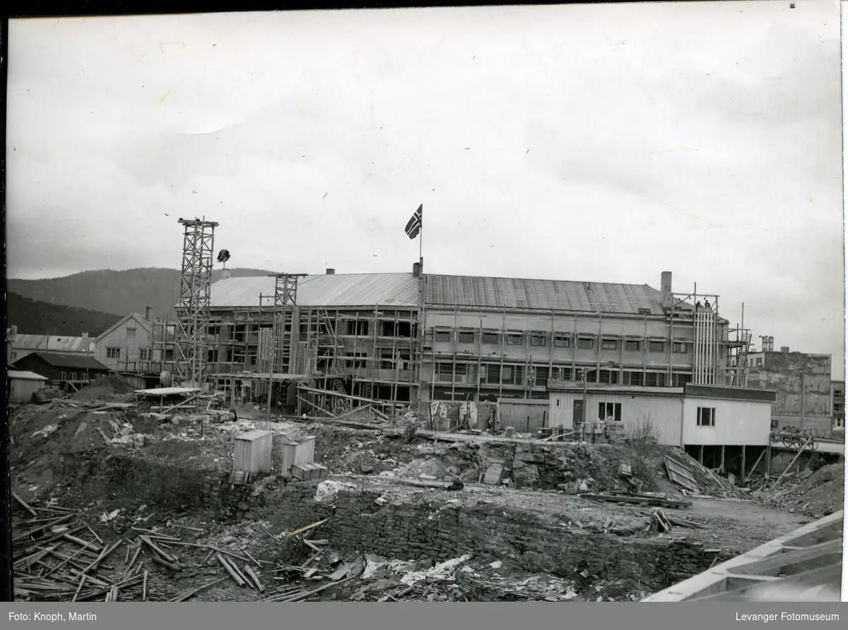 Gjenreisning på Steinkjer, byen ble bombet under 2.verdenskrig. forretningen til R. Hanssen