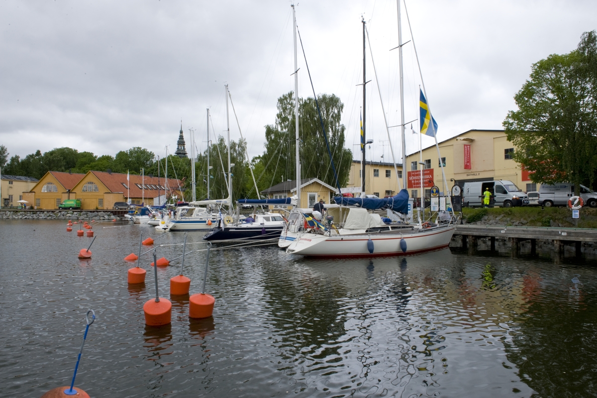 Båthallarna exteriört 2010.
Skyltar på fasaden "Kungliga båtar" och"Sjöhistoriska på Galärvarvet"