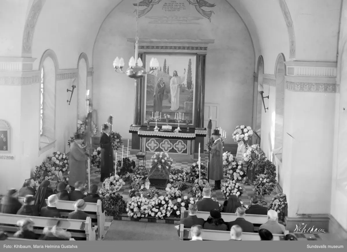 Begravningsförrättningar i gravkapellet. Bild 1-2 är oidentifierade. Bild 3 visar Dahlmans begravning 1948 och bild 4 visar A G Arnells begravning 1946.