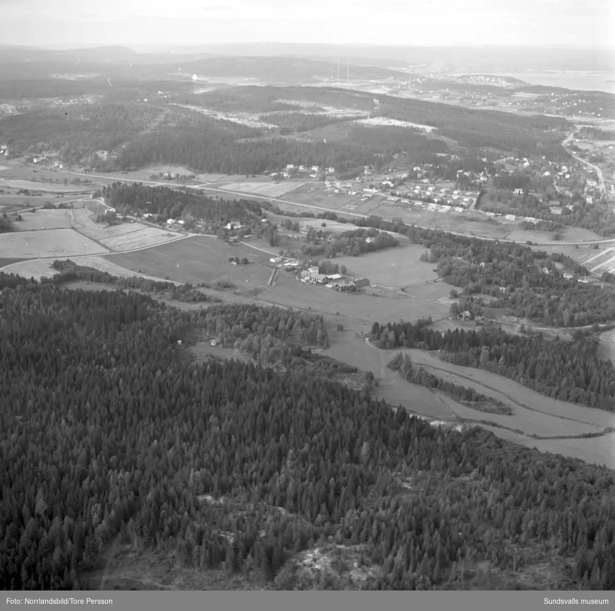 Flygfoton över färjeläget till Alnö samt vy över Ljustadalen.