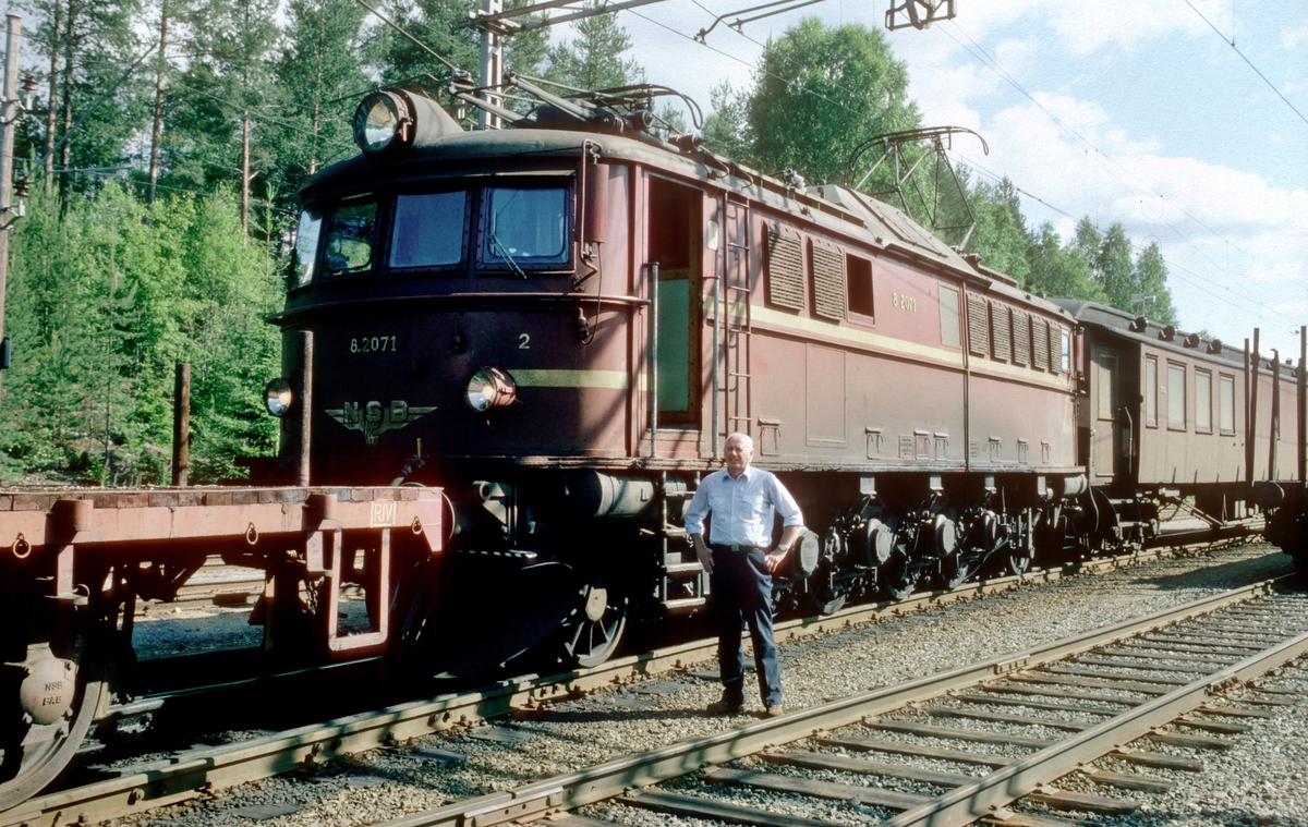 Tinnoset stasjon. NSB elektrisk lokomotiv El 8 2071.