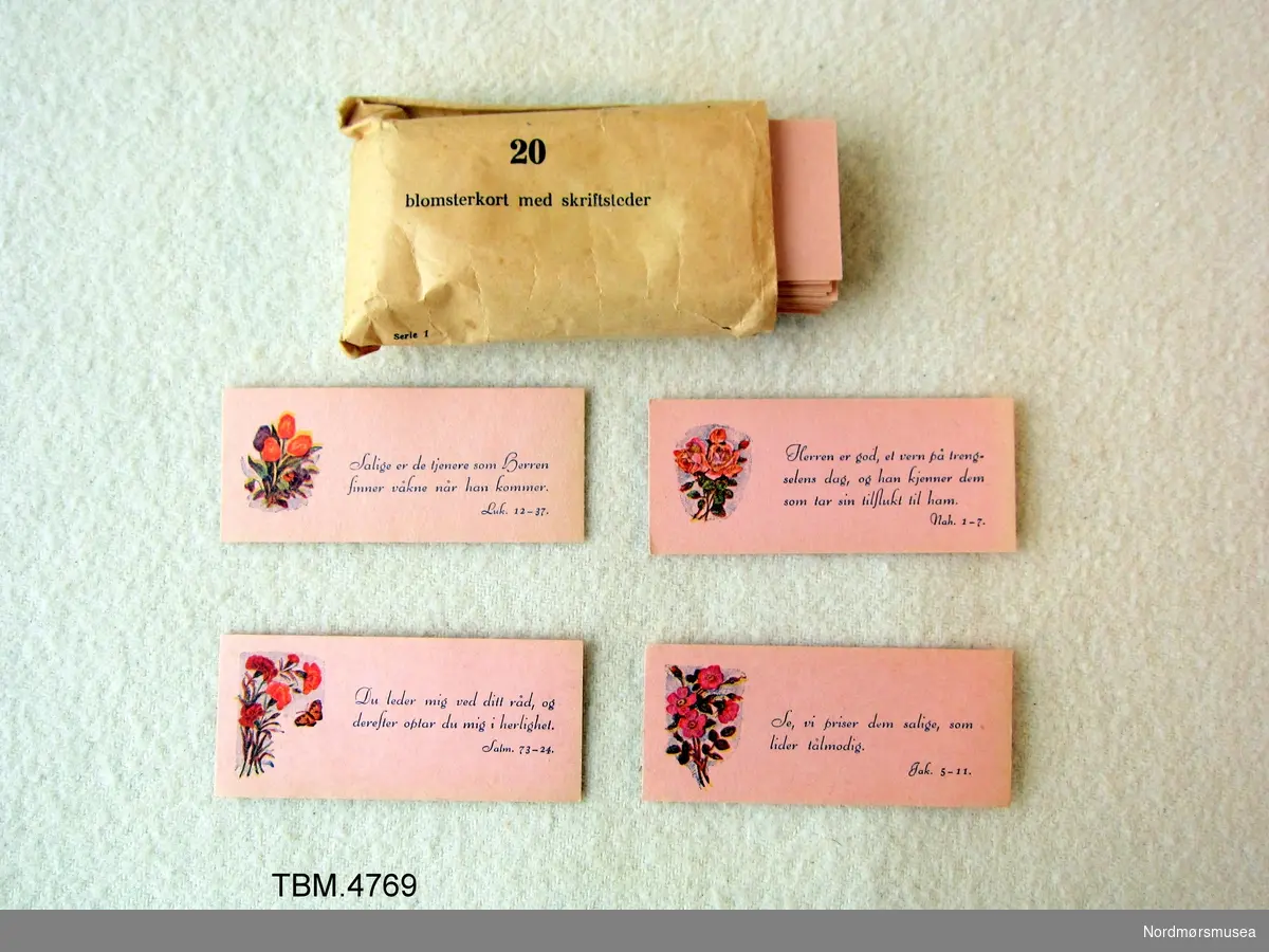 Små kort, visittkortforma, med bilde av blomster og stkriftsted. korta ligg i ein liten konvolutt.