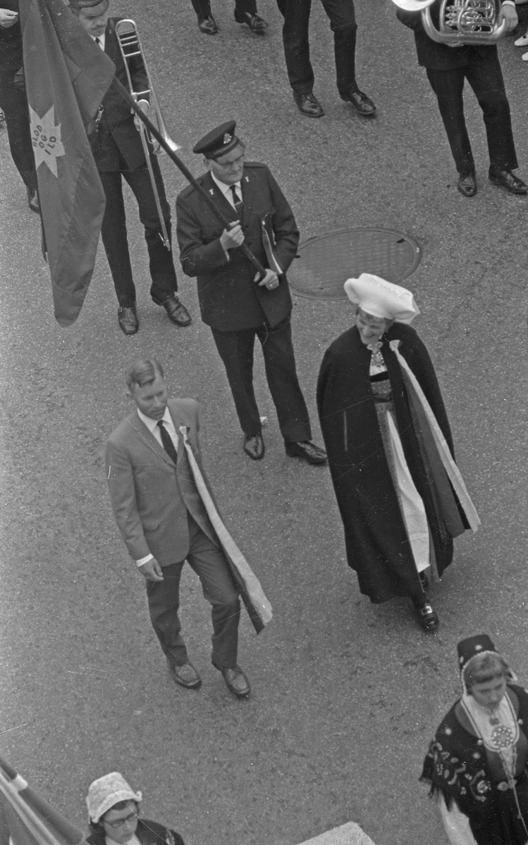 17. mai - 1971.   Del 7 av 7.  Dagens taler. Folkeliv, korps, barne-, folke- og russe-tog. Kransenedleggelse.