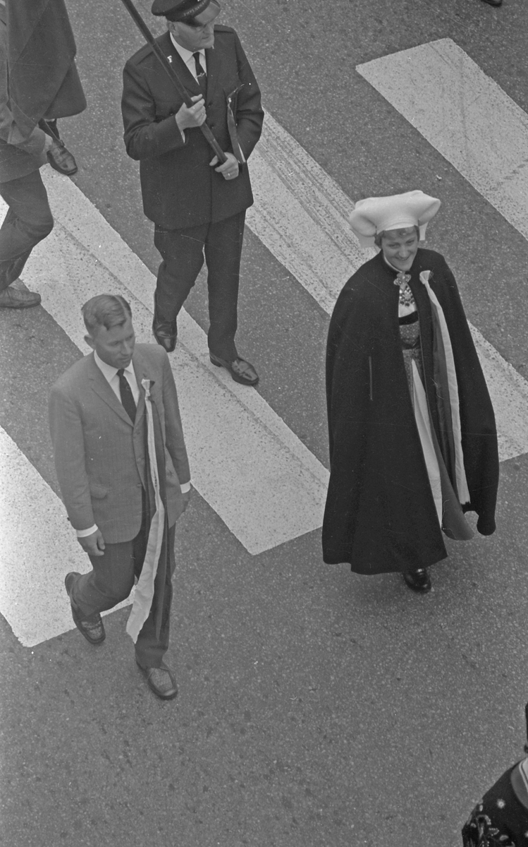 17. mai - 1971.   Del 7 av 7.  Dagens taler. Folkeliv, korps, barne-, folke- og russe-tog. Kransenedleggelse.