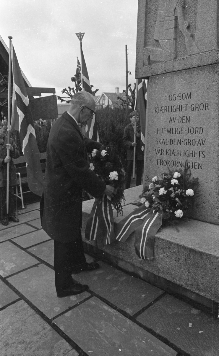 17. mai - 1971.   Del 7 av 7.  Dagens taler. Folkeliv, korps, barne-, folke- og russe-tog. Kransenedleggelse.